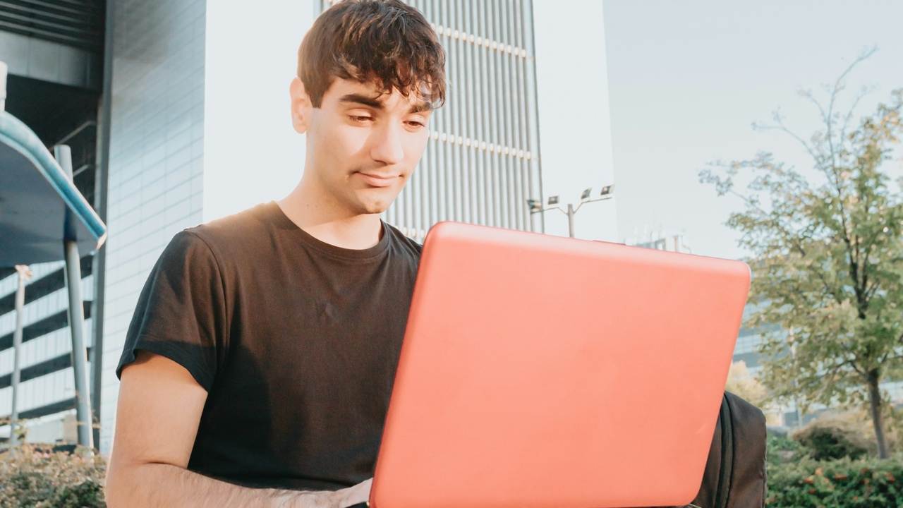 Mladí absolventi hľadajú prvé pracovné ponuky po škole