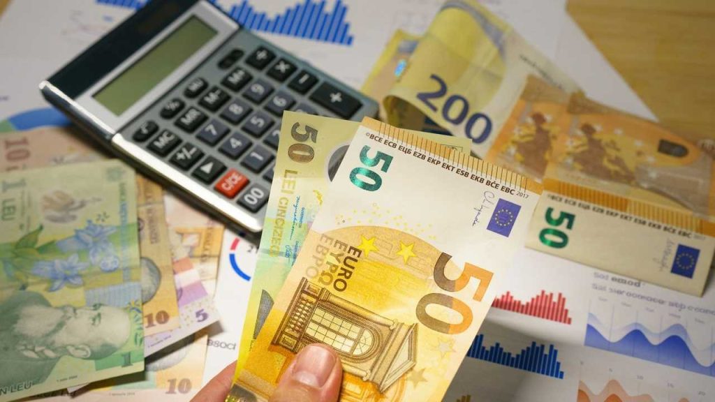 euro bankovky na stole v ruke peniaze výplata