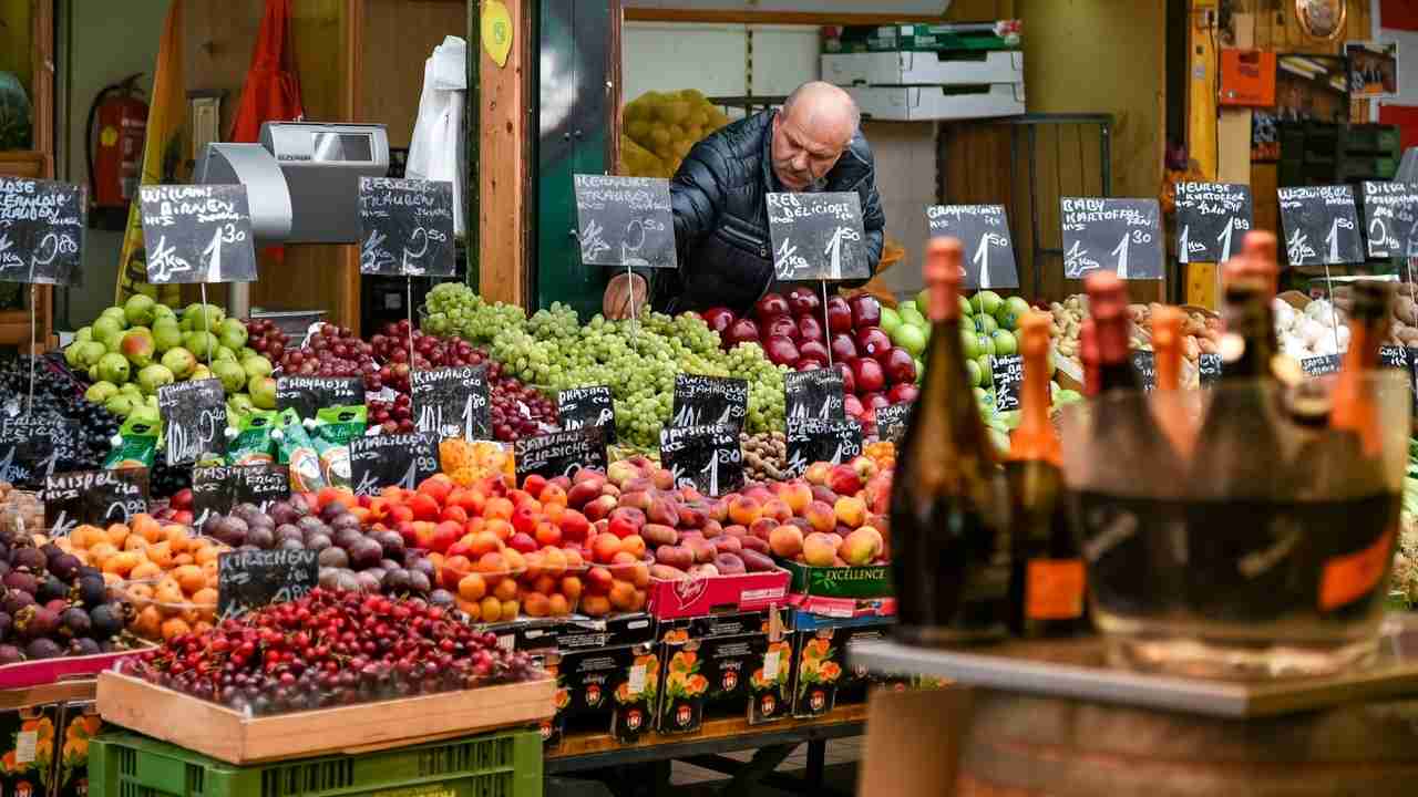 Zákazník vyberá ovocie a zeleninu na európskom trhu, symbol zmeny nákupného správania spotrebiteľov