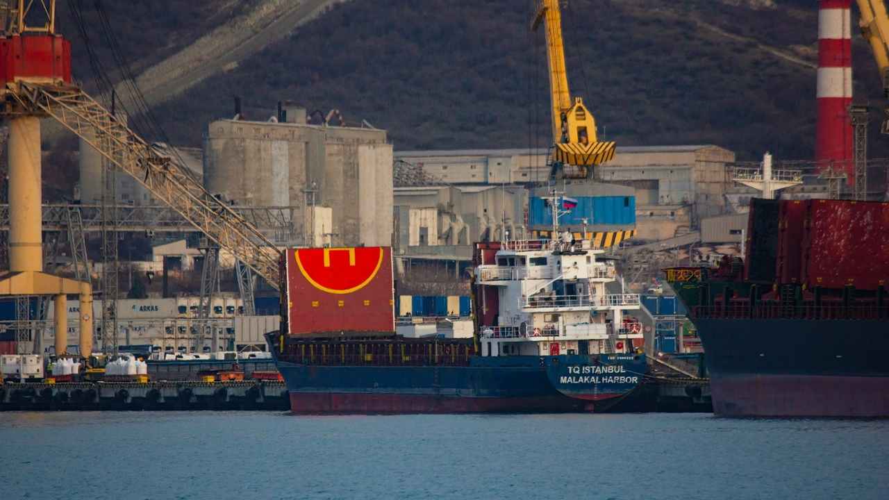 Čínske kontajnery v prístave symbolizujú rekordný obchodný prebytok krajiny v roku 2025