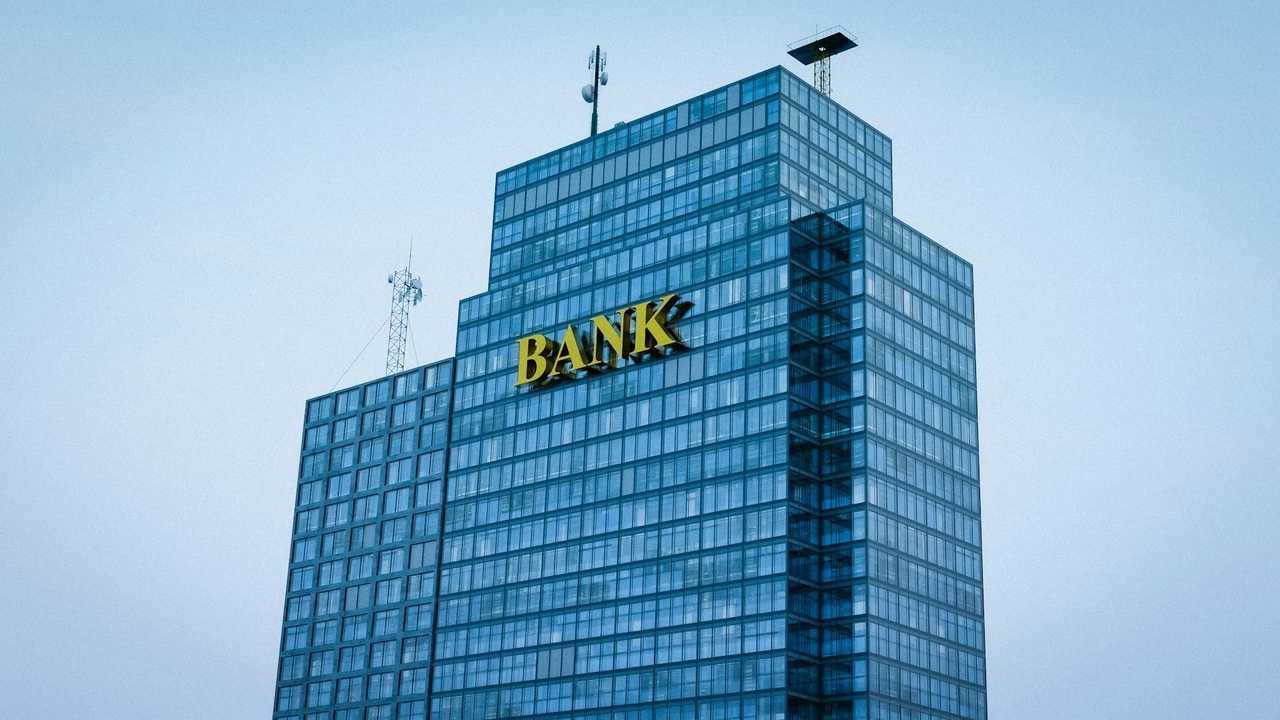 Budova banky s nápisom BANK, symbol veľkej finančnej inštitúcie v súvislosti s právnym sporom v USA